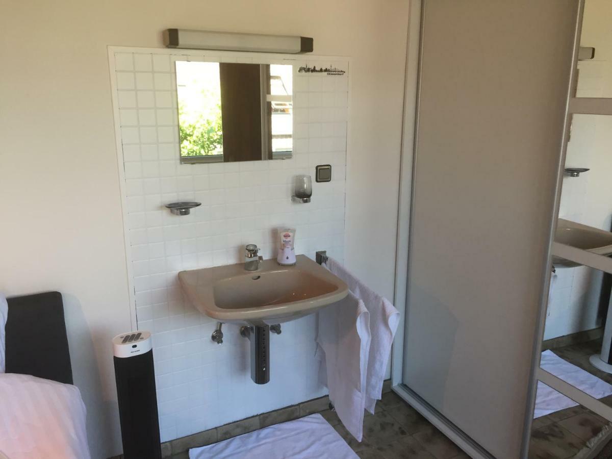 Duesseldorfer Privatzimmer Buitenkant foto